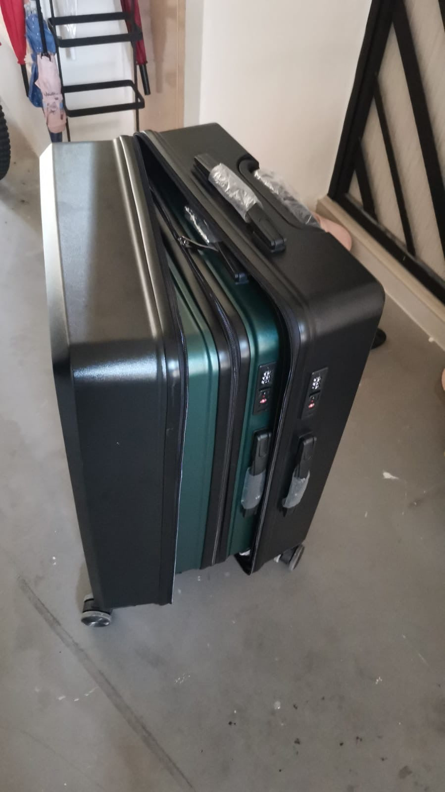 Rental Luggage (Medium Green)